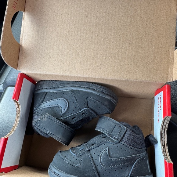 Nike Black Kids Shoes - Picture 2 of 3